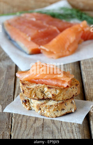 Salmone affumicato su pane tostato Foto Stock