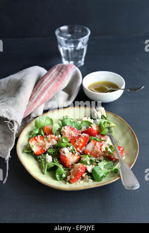 La quinoa con insalata di fragole, formaggio di capra e crescione Foto Stock