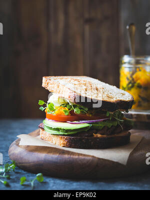 Tempah bacon, lattuga, pomodoro sandwich con kimchi, avocado e salsa maionese Foto Stock