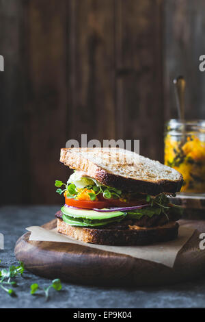 Tempah bacon, lattuga, pomodoro sandwich con kimchi, avocado e salsa maionese Foto Stock