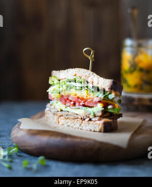 Tempah bacon, lattuga, pomodoro sandwich con kimchi, avocado e salsa maionese Foto Stock