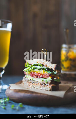 Tempah bacon, lattuga, pomodoro sandwich con kimchi, avocado e salsa maionese Foto Stock