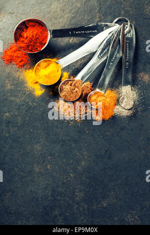 Spezie colorate in metallo cucchiai - bella immagine di cucina Foto Stock