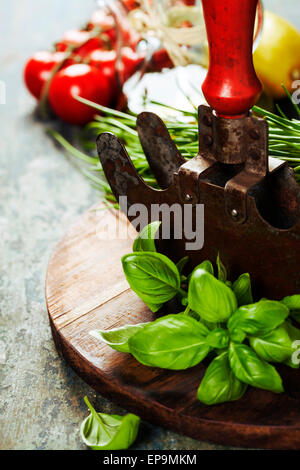 Vecchia cucina mezzaluna su un tagliere di legno su sfondo di legno scuro  con spazio copia, Italia, Europa Foto stock - Alamy