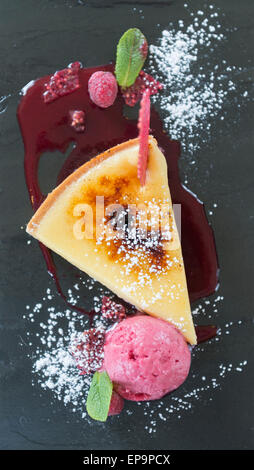 Creme brulee fetta con gelato al lampone. Foto Stock