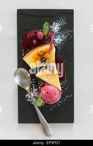 Creme brulee fetta con gelato al lampone. Foto Stock