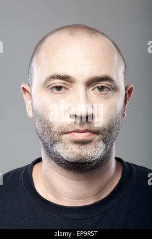 L'uomo ritratto isolato su sfondo grigio Foto Stock