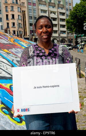 Parigi, Francia., aiutanti campagna contro la discriminazione omofobia, IDAHOT, ritratti con donna africana tenendo slogan sui manifesti Foto Stock