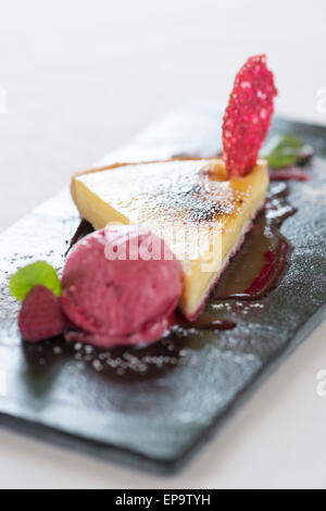 Creme brulee fetta con gelato al lampone. Foto Stock