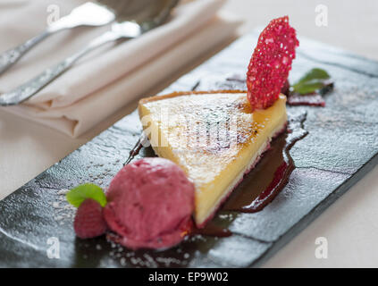 Creme brulee fetta con gelato al lampone. Foto Stock