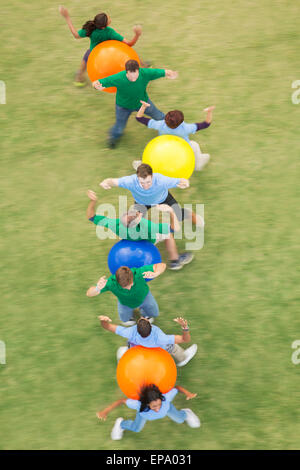 Esecuzione di fitness team sfera di attività edilizia Foto Stock