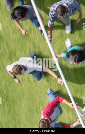 Esecuzione del team pole di bilanciamento del fingertip Foto Stock