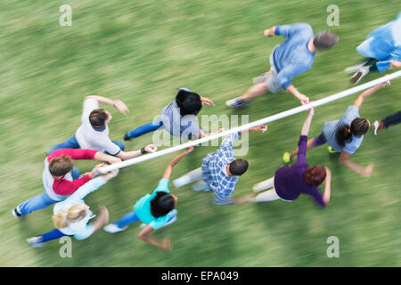 Esecuzione del team pole di bilanciamento del fingertip Foto Stock