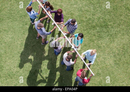 Bilanciamento del team pole fingertip campo soleggiato Foto Stock