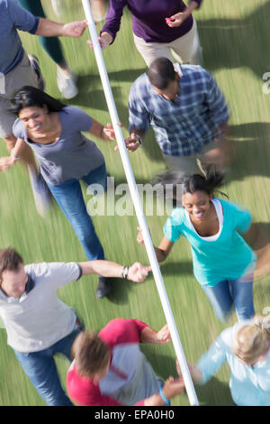 Esecuzione del team pole di bilanciamento del fingertip Foto Stock