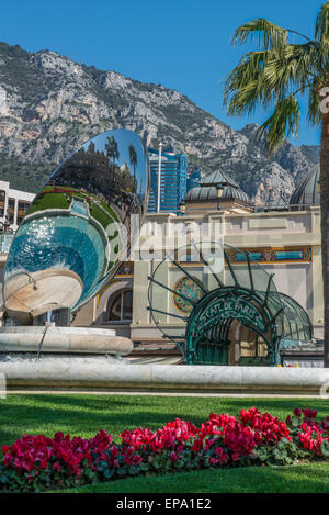 Una riflessione del casinò in una scultura di metallo e il Cafe de Paris entrata in background in Monte Carlo, Monaco Foto Stock