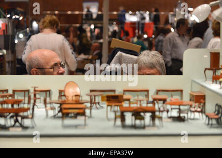 Kensington Town Hall, Londra, Regno Unito. Il 15 maggio 2015. Kensington Dollshouse Festival il più grande spettacolo di miniature in Europa, con tutto il necessario per il dollshouse e miniature di appassionati e collezionisti. Credito: Matteo Chattle/Alamy Live News Foto Stock