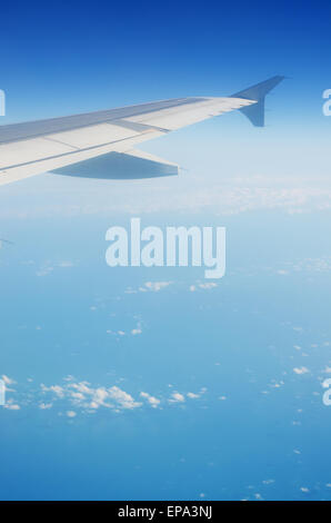 Ala di aeroplano fuori della finestra Foto Stock