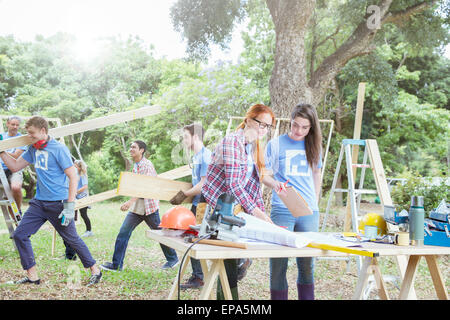 Lavoro di volontariato sito in costruzione Foto Stock