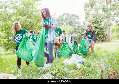 Il volontariato prelievo campo cestino Foto Stock