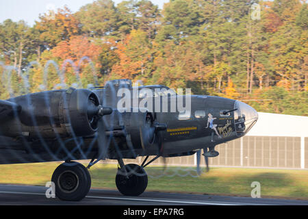 Il movie Memphis Belle Boeing B-17 Flying Fortress. Le scie di condensazione swirl off dei puntelli in una fredda mattina di autunno. Foto Stock