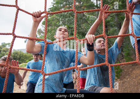 Donna climbing net boot camp ostacolo corso Foto Stock