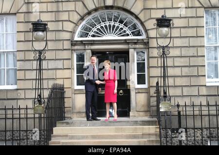 Edimburgo. 15 Maggio, 2015. Primo Ministro britannico David Cameron (sinistra) scuote le mani con la Scottish Primo Ministro Nicola Storione presso la Scottish Primo Ministro è residenza ufficiale Bute House a Edimburgo il 15 maggio 2015. Primo Ministro britannico David Cameron ha incontrato scozzese del Primo Ministro Nicola Storione per discutere la questione controversa del decentramento dei poteri alla Scozia qui il venerdì. Credito: Guo Chunju/Xinhua/Alamy Live News Foto Stock