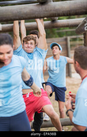 Persone Monkey bar boot camp ostacolo corso Foto Stock