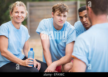 Stanco di appoggio del team acqua potabile boot camp Foto Stock