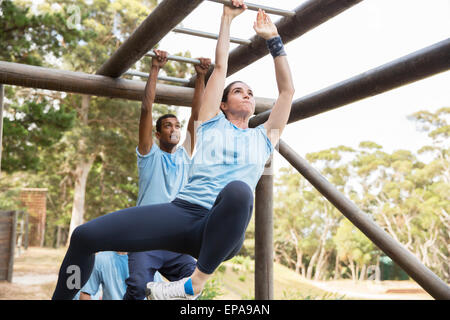 Donna Monkey bar boot camp ostacolo corso Foto Stock