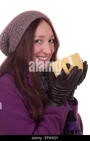 Junge Frau im Winter trinkt eine hei├ƒe Tasse Tee Foto Stock