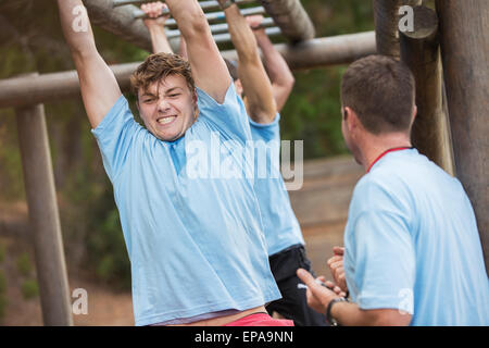 L'uomo Monkey bar boot camp ostacolo corso Foto Stock