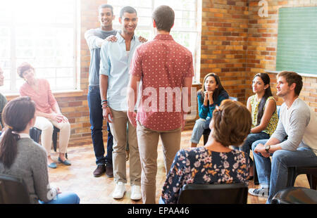 Uomo di supporto la terapia di gruppo a sessione Foto Stock