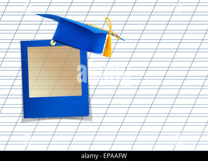 Scheda di malta o cappuccio di graduazione con scivolo azzurro sullo sfondo del foglio per notebook Foto Stock