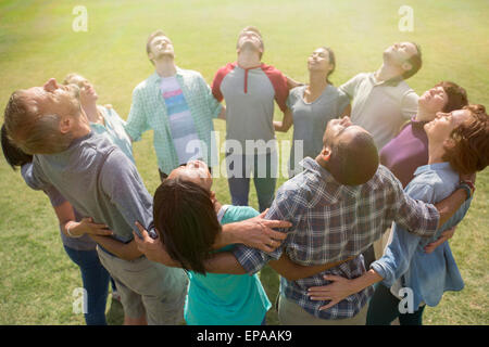 Team collegato circle crogiolarsi campo soleggiato Foto Stock