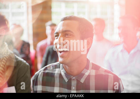 Uomo di ridere pubblico Foto Stock