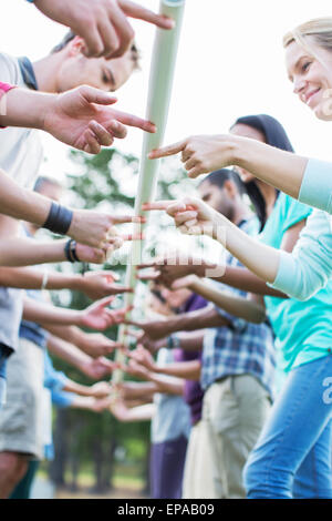 Bilanciamento del team pole fingertip Foto Stock