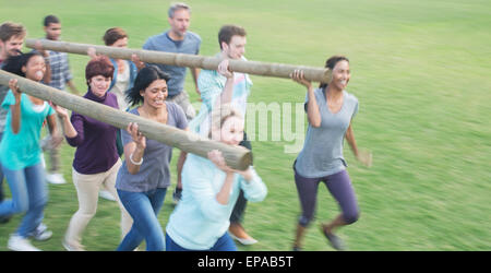 Il team racing campo log Foto Stock