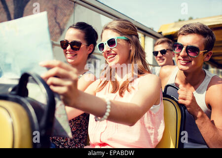 Gruppo di amici sorridenti che viaggiano in tour bus Foto Stock