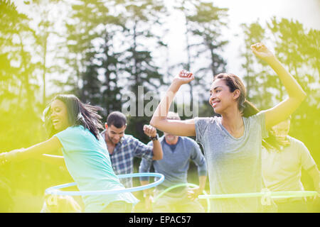 Donna sorridente di filatura ad anello in plastica Foto Stock