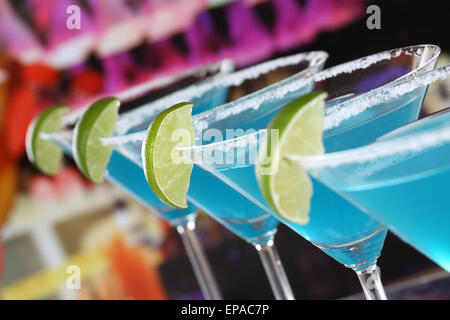 Curacao blu cocktail Martini in Gl├ñsern in einer Bar Foto Stock