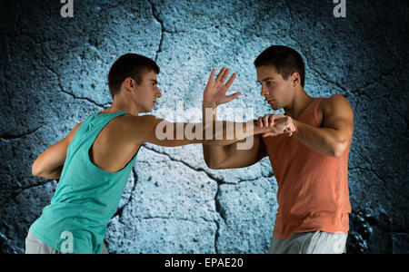 Giovani uomini contro mano-a-mano Foto Stock