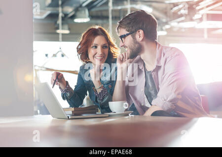 Informali di lavoro persone che lavorano laptop Foto Stock