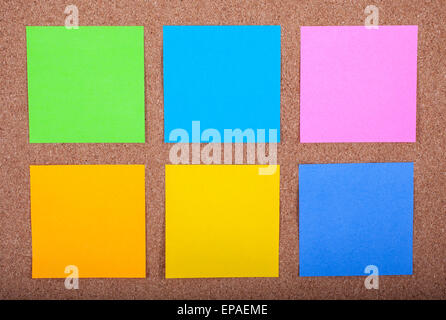 Sei blank sticky notes su una bacheca. Foto Stock