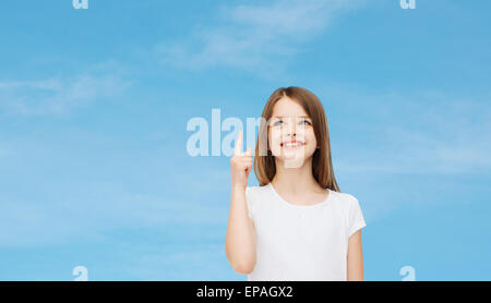 Sorridente bambina in bianco fustellato t-shirt Foto Stock