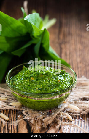 Porzione di freschi fatti in casa Pesto di Ramson su sfondo rustico Foto Stock