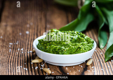 Porzione di freschi fatti in casa Pesto di Ramson su sfondo rustico Foto Stock