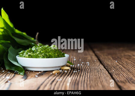 Porzione di freschi fatti in casa Pesto di Ramson su sfondo rustico Foto Stock