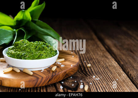 Porzione di freschi fatti in casa Pesto di Ramson su sfondo rustico Foto Stock