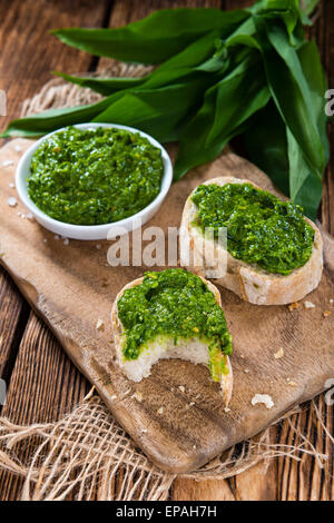 Porzione di freschi fatti in casa Pesto di Ramson su sfondo rustico Foto Stock